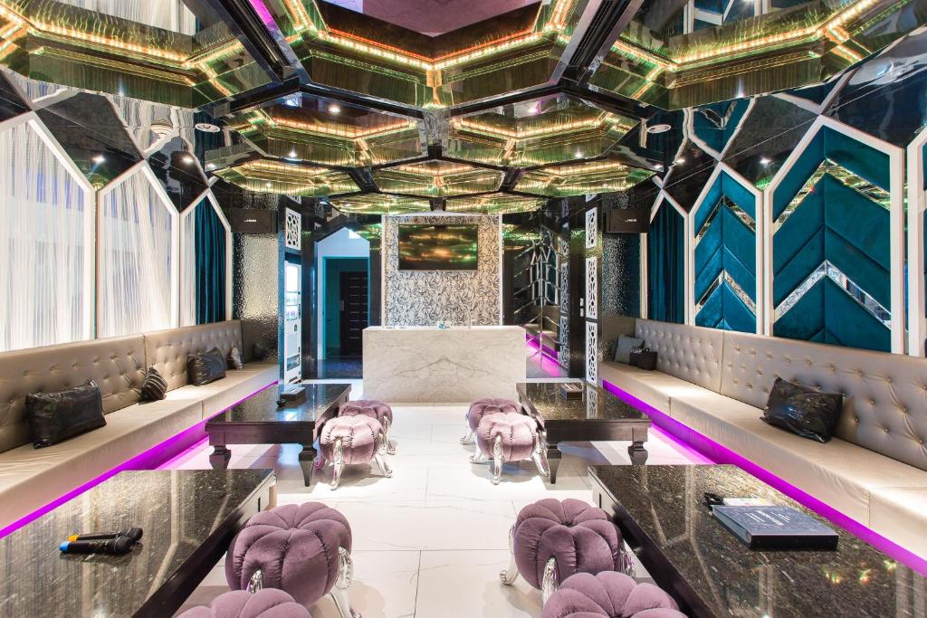 a room with a bar with pink chairs at Icloud Luxury Resort &amp; Hotel in Taichung