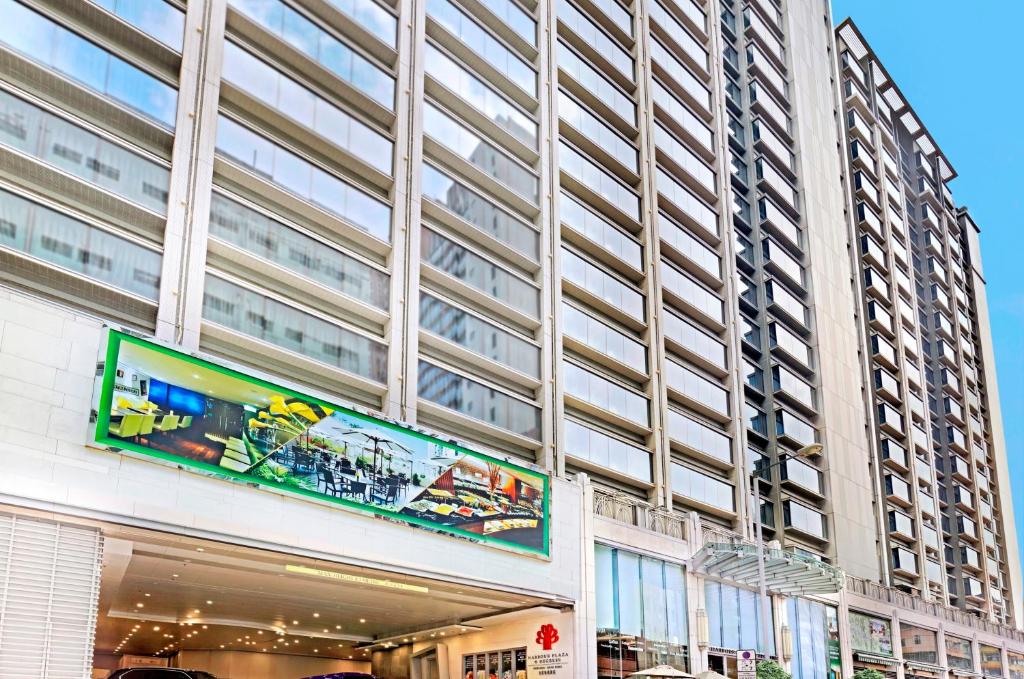 un edificio con un grande cartello sul lato di Harbour Plaza 8 Degrees a Hong Kong