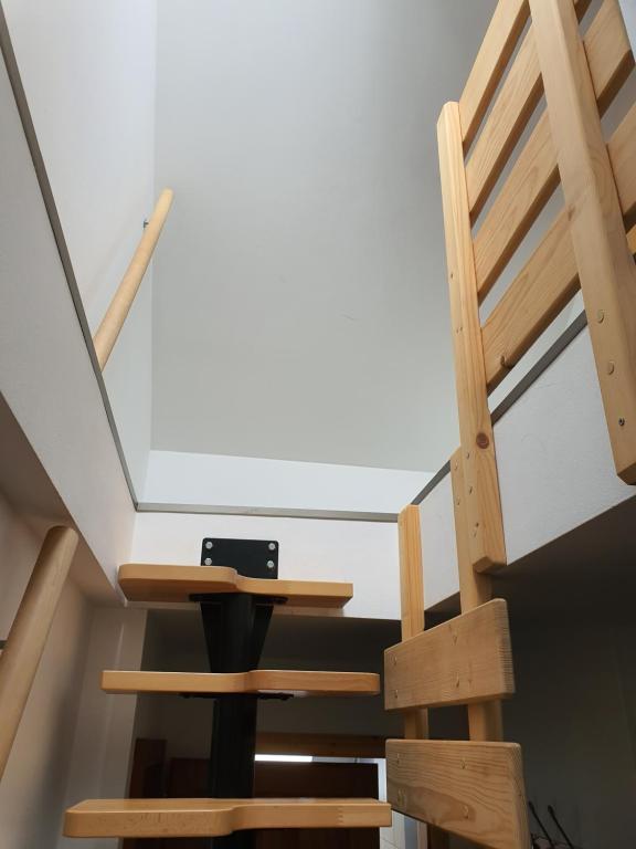 Palanda nebo palandy na pokoji v ubytování Apartmaji Daniel