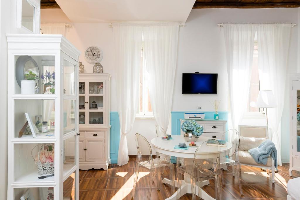 Televízia a/alebo spoločenská miestnosť v ubytovaní Capo Le Case, Romantic Flat near Spanish Steps