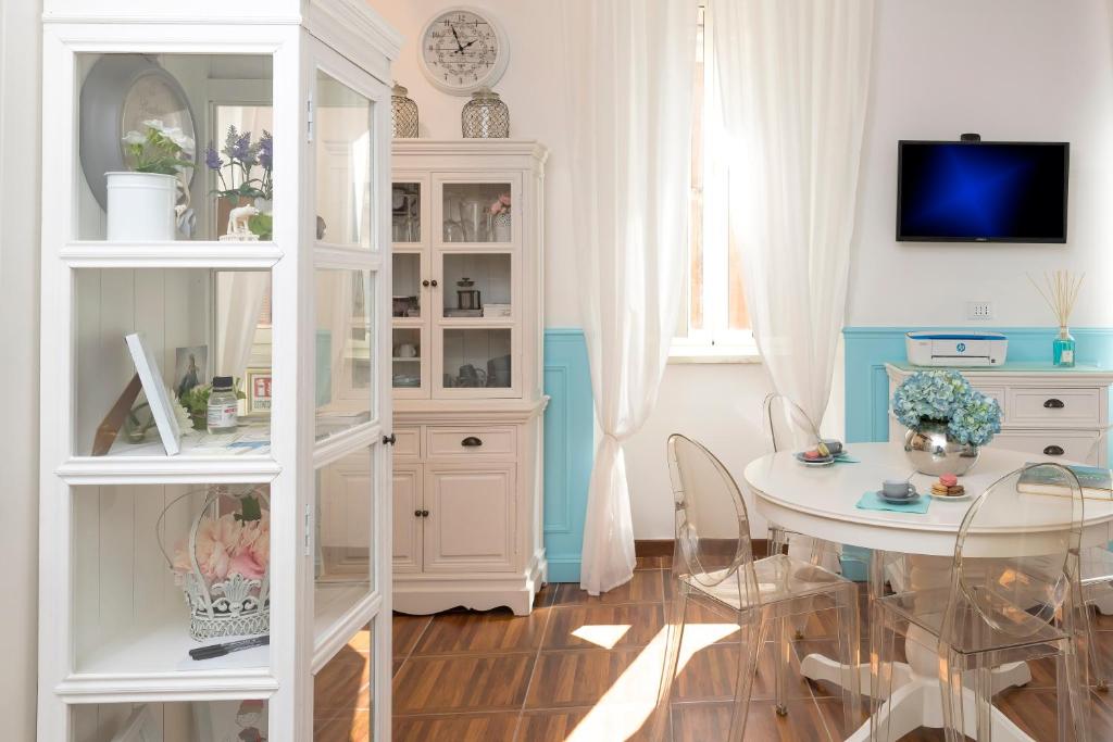 Televízia a/alebo spoločenská miestnosť v ubytovaní Capo Le Case, Romantic Flat near Spanish Steps
