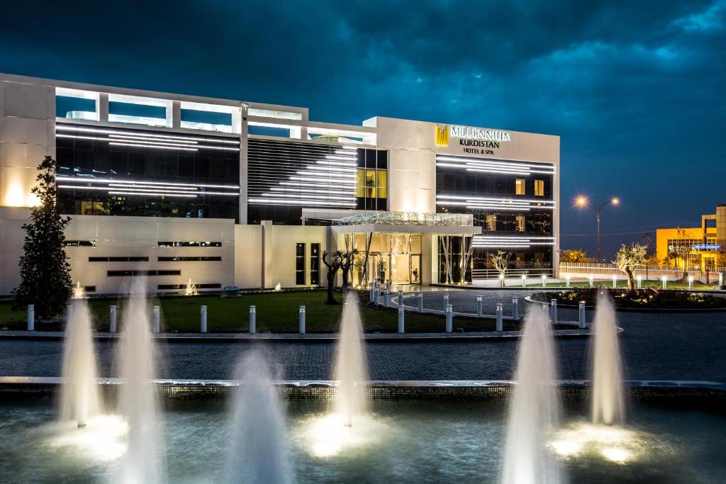 ein Gebäude mit Wasserbrunnen davor in der Unterkunft Millennium Kurdistan Hotel & Spa in Sulaimaniyya