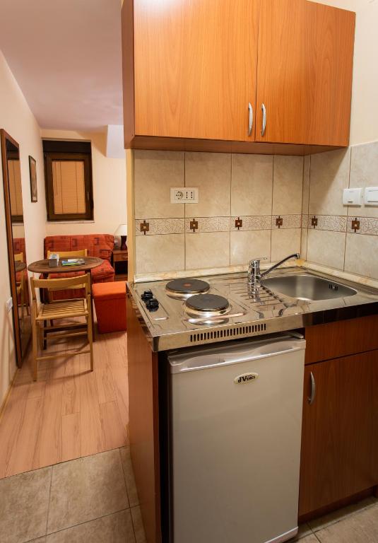 Kuchyň nebo kuchyňský kout v ubytování Apartments Mery