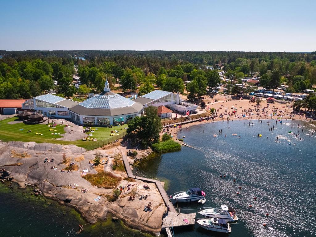 z powietrza widok na plażę z łodziami w wodzie w obiekcie Västervik Resort w mieście Västervik