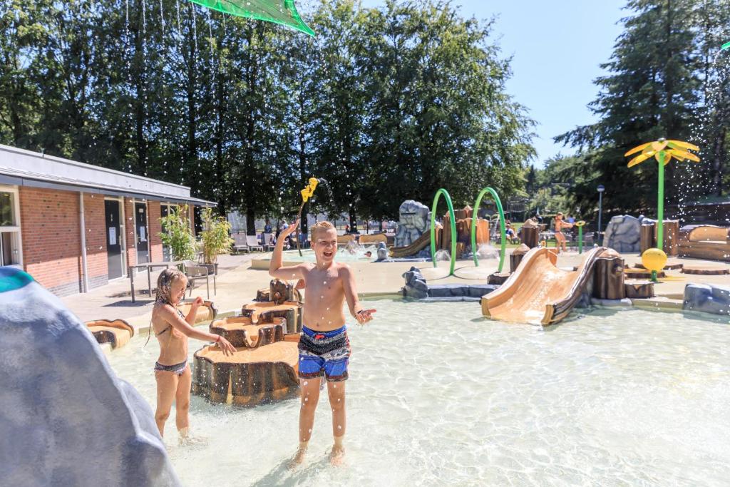 dos chicos jugando en un parque acuático en RCN Vakantiepark de Roggeberg, en Appelscha