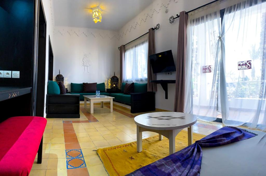 TV a/nebo společenská místnost v ubytování Borjs Hotel Suites & Spa