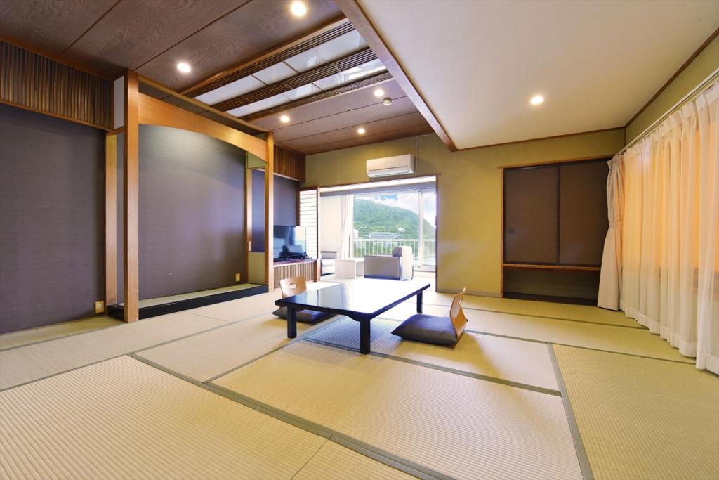 Posezení v ubytování Ooedo Onsen Monogatari Hotel Suiyotei
