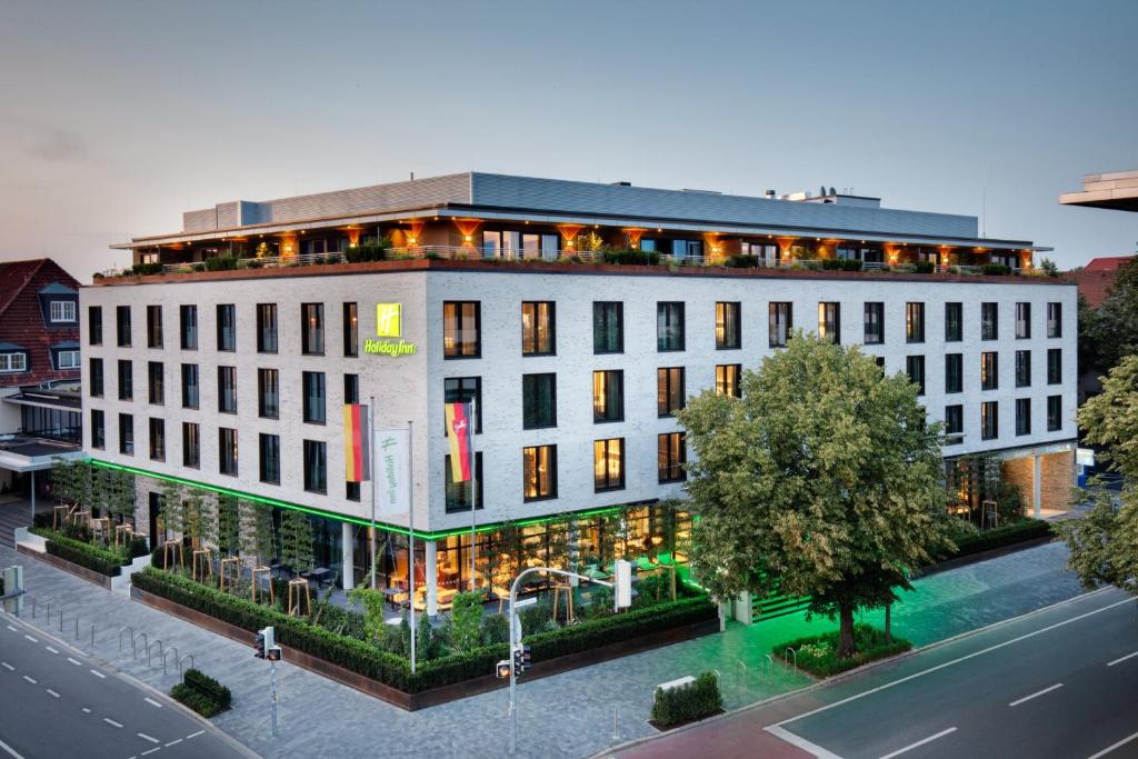 einen Blick über ein Gebäude auf einer Stadtstraße in der Unterkunft Holiday Inn - Osnabrück, an IHG Hotel in Osnabrück