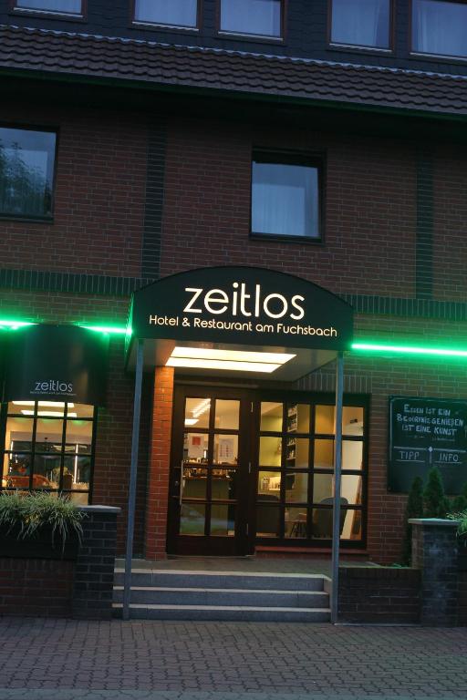 un edificio con un cartel de zilbits delante de él en zeitlos Hotel und Restaurant am Fuchsbach, en Pattensen