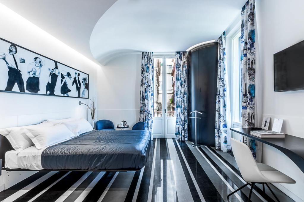 1 dormitorio con 1 cama y TV en la pared en V-Accommodation IV Fontane en Roma