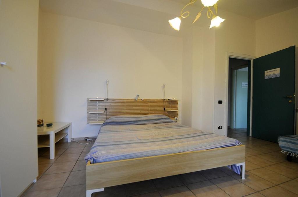 Łóżko lub łóżka w pokoju w obiekcie A La vue chambre BAGNO CONDIVISO SHARED BOTH2piano no lift no navetta a pagamento aria condizionata ed extra bed 3 MINUTI A PIEDI DA BUS PER FIERA DI ROMA