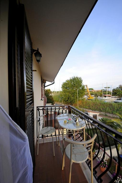balkon ze stołem i krzesłami w obiekcie A La vue chambre BAGNO CONDIVISO SHARED BOTH2piano no lift no navetta a pagamento aria condizionata ed extra bed 3 MINUTI A PIEDI DA BUS PER FIERA DI ROMA w mieście Fiumicino