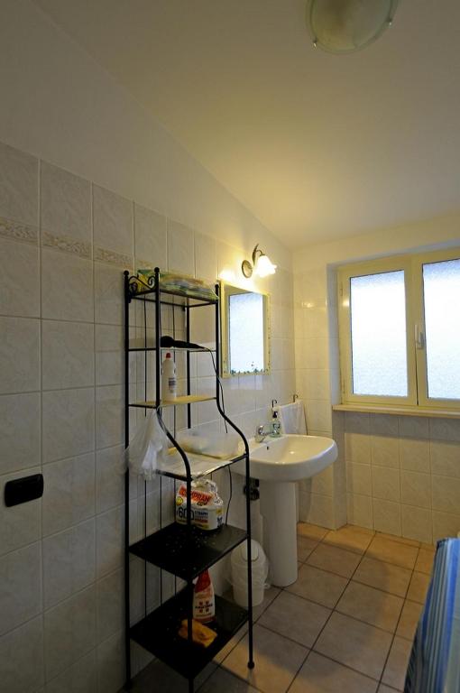 łazienka z umywalką, toaletą i lustrem w obiekcie A La vue chambre BAGNO CONDIVISO SHARED BOTH2piano no lift no navetta a pagamento aria condizionata ed extra bed 3 MINUTI A PIEDI DA BUS PER FIERA DI ROMA w mieście Fiumicino