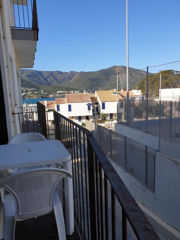einen Balkon mit einem Tisch und Stadtblick in der Unterkunft El mariner, apartamento de dos habitaciones, U4 in Port de la Selva