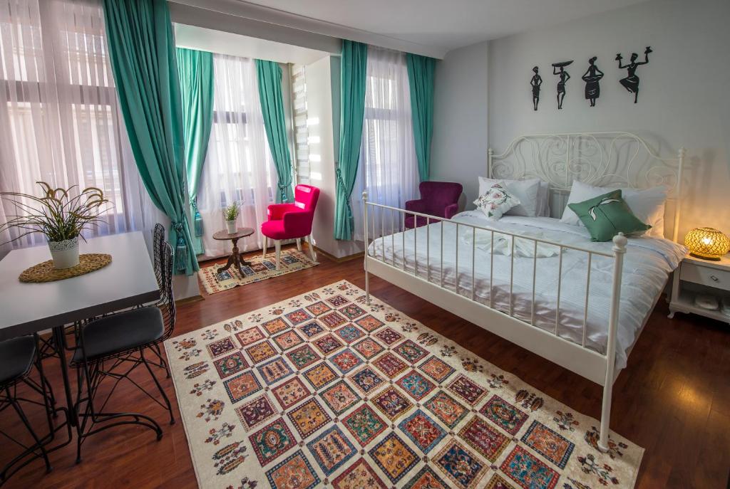 une chambre avec un lit, une table et des chaises dans l'établissement Duru Istanbul Apart, à Istanbul