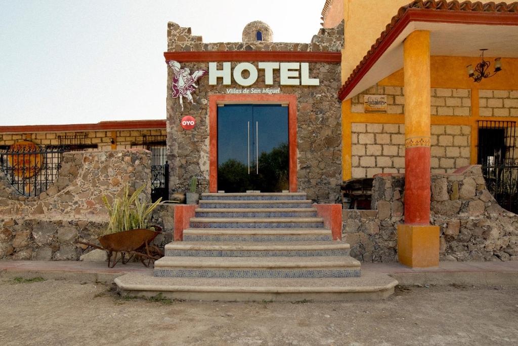 a hotel with stairs in front of a building at Hotel Villas De San Miguel Media Luna in Río Verde