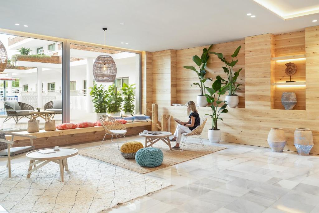 A seating area at Hotel Indalo Park