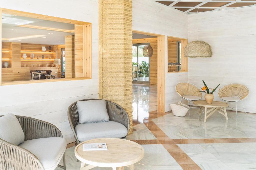A seating area at Hotel Indalo Park