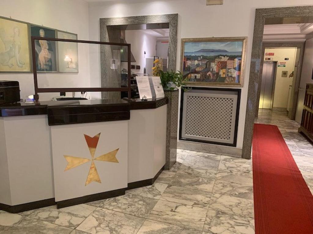 un vestíbulo con un mostrador con una estrella. en Hotel Croce Di Malta, en Roma