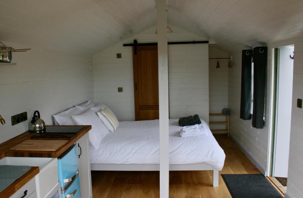 Castle Lodge في Sheriff Hutton: غرفة نوم صغيرة مع سرير في غرفة