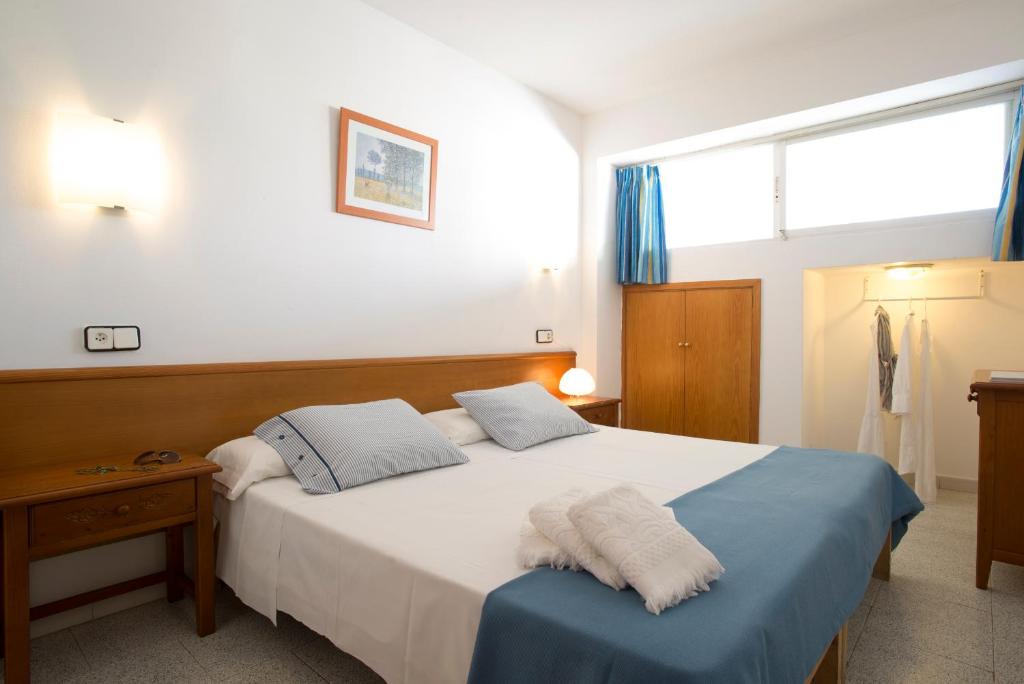 1 dormitorio con 1 cama con 2 toallas en Magalluf Strip Apartment, en Magaluf