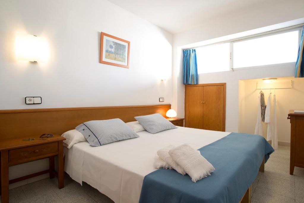 A bed or beds in a room at Magalluf Strip Apartment
