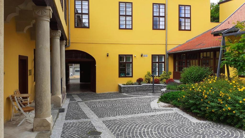 Vonkajšia záhrada v ubytovaní Ciszterci Szállás Pécs