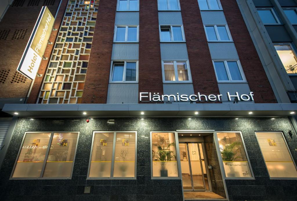 ein Gebäude mit einem Schild mit der Aufschrift „Hamstersischer Hof“ in der Unterkunft Hotel Flämischer Hof in Kiel