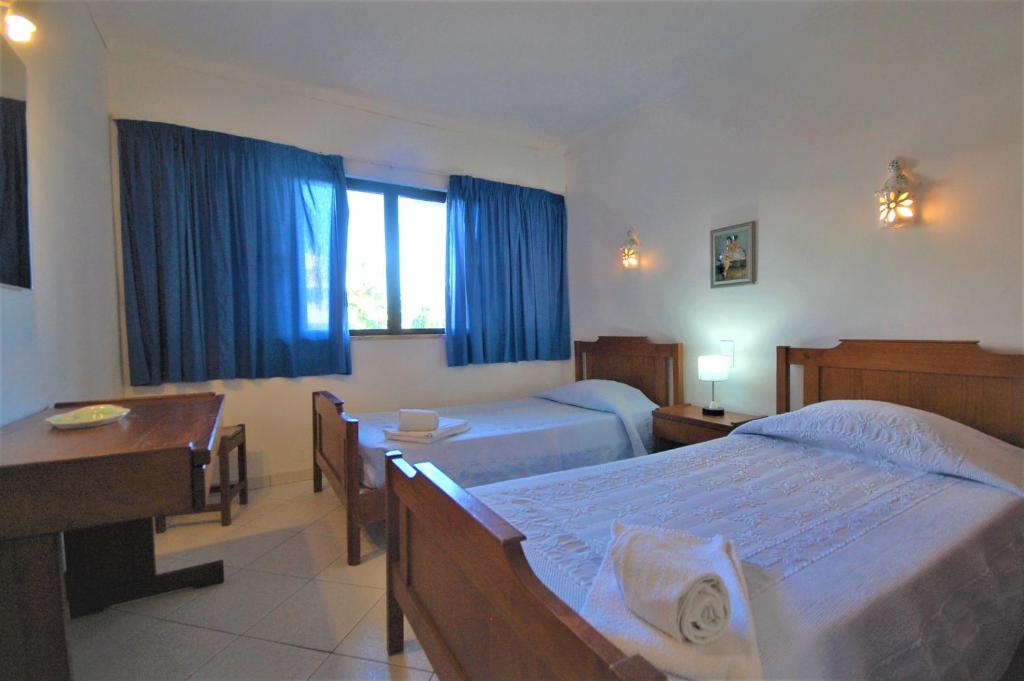 Habitación de hotel con 2 camas y escritorio en Solar dos Vilarinhos - Free Airco & Wiffi - by bedzy, en Albufeira