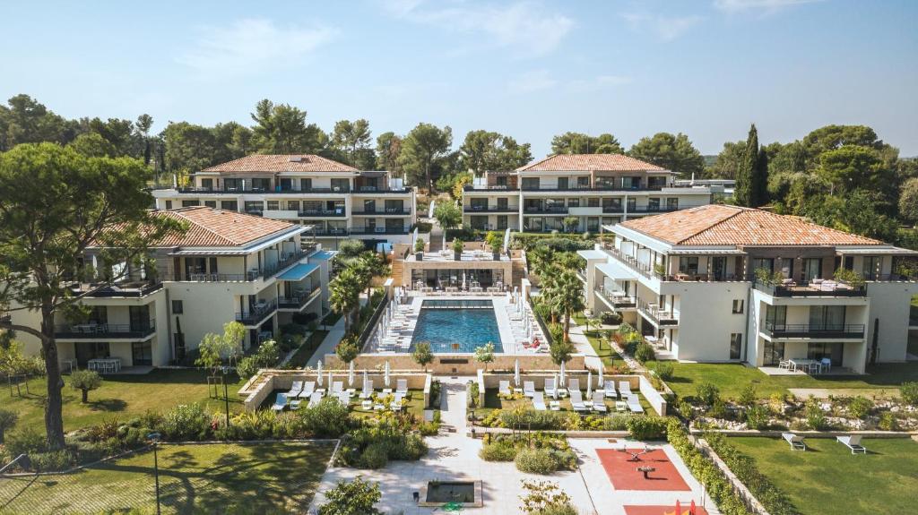 einen Luftblick auf ein Resort mit einem Pool in der Unterkunft Evancy Les Jardins d'Azur - Vence in Vence