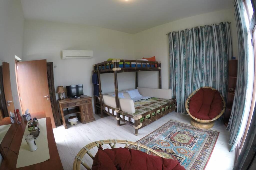 Postel nebo postele na pokoji v ubytování NomadTours Marina Apartment Jebel Sifah