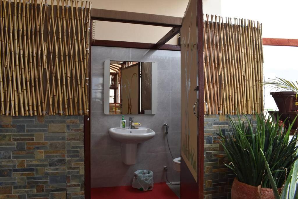 Koupelna v ubytování NomadTours Marina Apartment Jebel Sifah