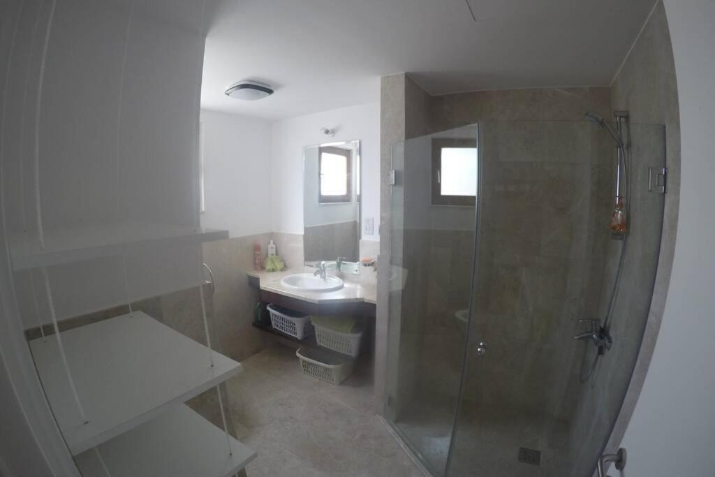 Koupelna v ubytování NomadTours Marina Apartment Jebel Sifah