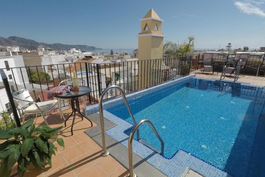 una piscina en la azotea de un edificio en Apartamentos Nerjaluna en Nerja