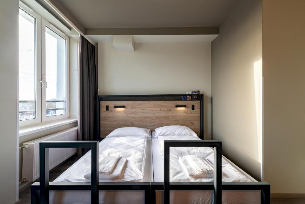 Кровать или кровати в номере a&o Warszawa Wola