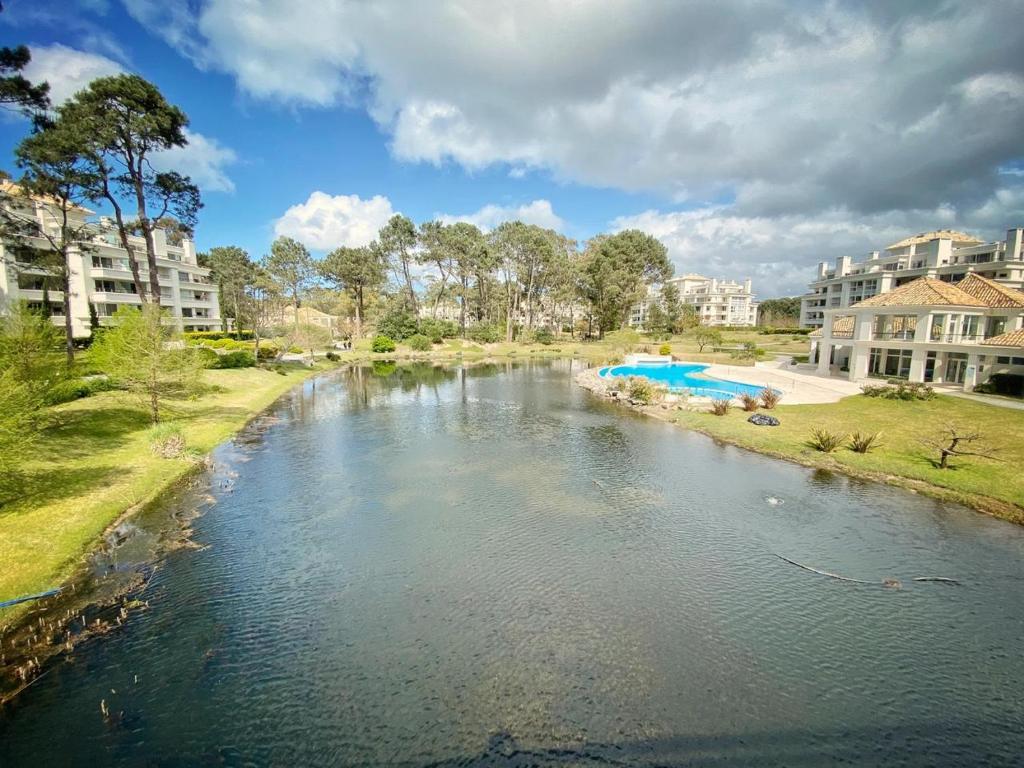 vistas a un río con edificios en el fondo en Green Park Solanas Departamento en PB con Jardín y Parrillero, en Punta del Este