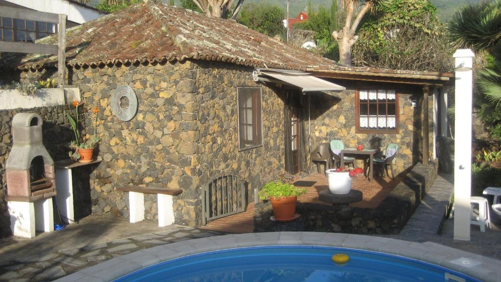 a small house with a pool in front of it at Casa Bruni in Breña Alta