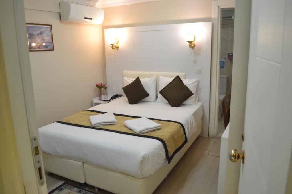 Postel nebo postele na pokoji v ubytování Grand Fatih Hotel