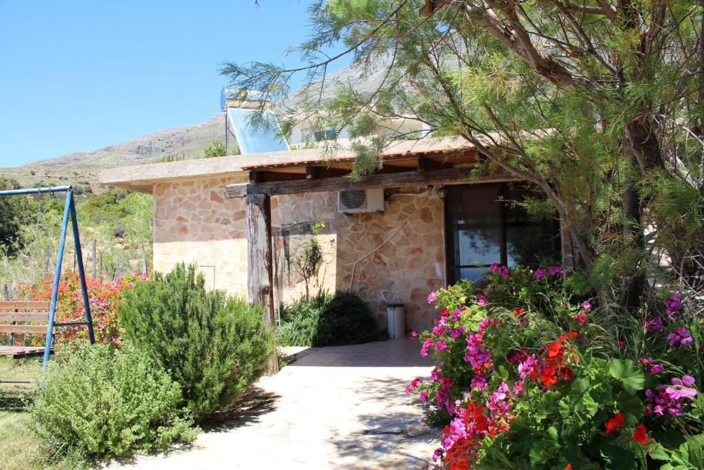 una casa con flores delante en VANGELIS-Triopetra en Triopetra