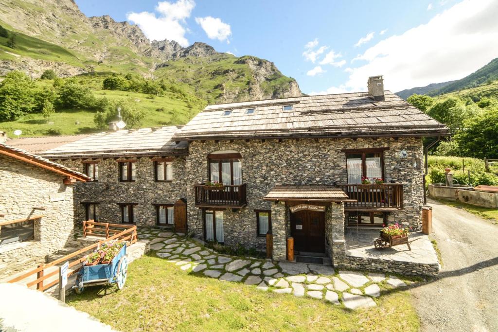 una vieja casa de piedra en las montañas en Chalet Della Guida en Bardonecchia