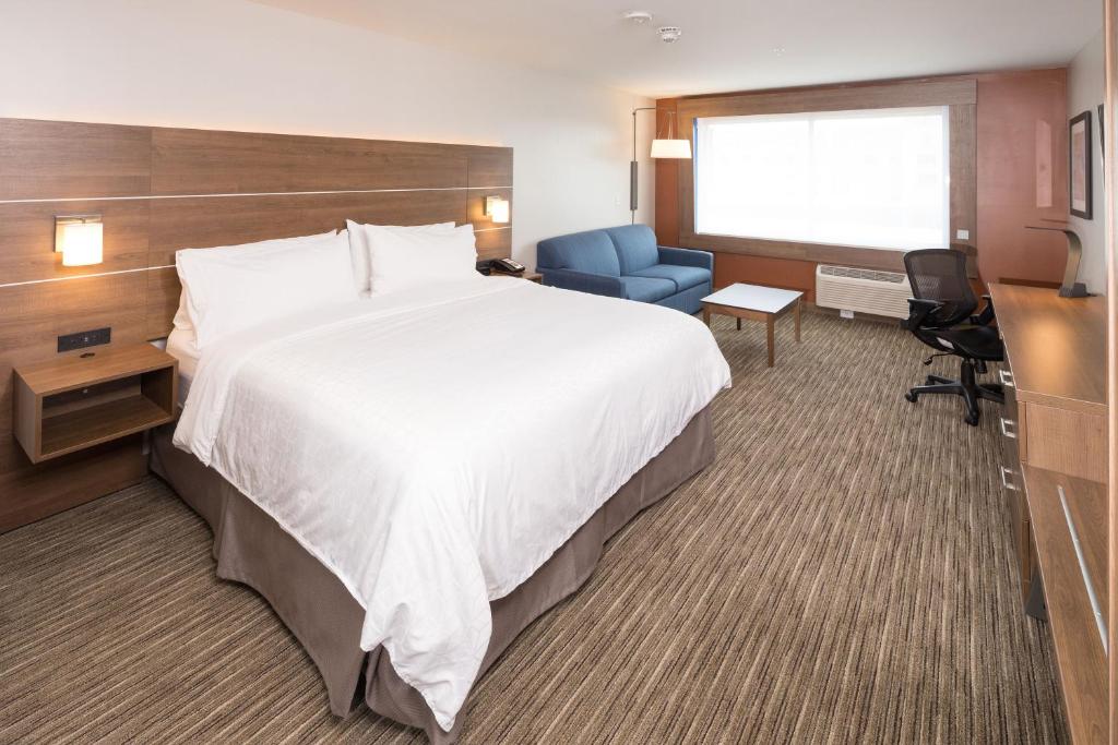 Holiday Inn Express & Suites - Kalamazoo West by IHG - Suite With Mobility Accessible Tub - Non-Smoking