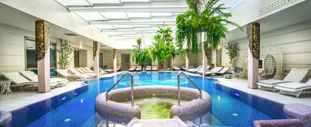 una piscina con vasca idromassaggio in un hotel di Grand Hotel Salsomaggiore a Salsomaggiore Terme