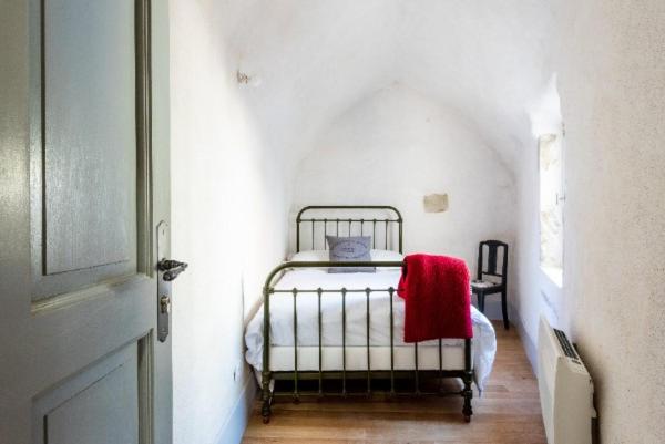 - une chambre avec un lit et une serviette rouge dans l'établissement Maison de Juliette, à Crest