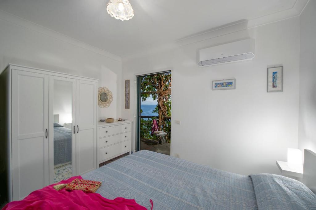 A bed or beds in a room at Sea Side Solandra