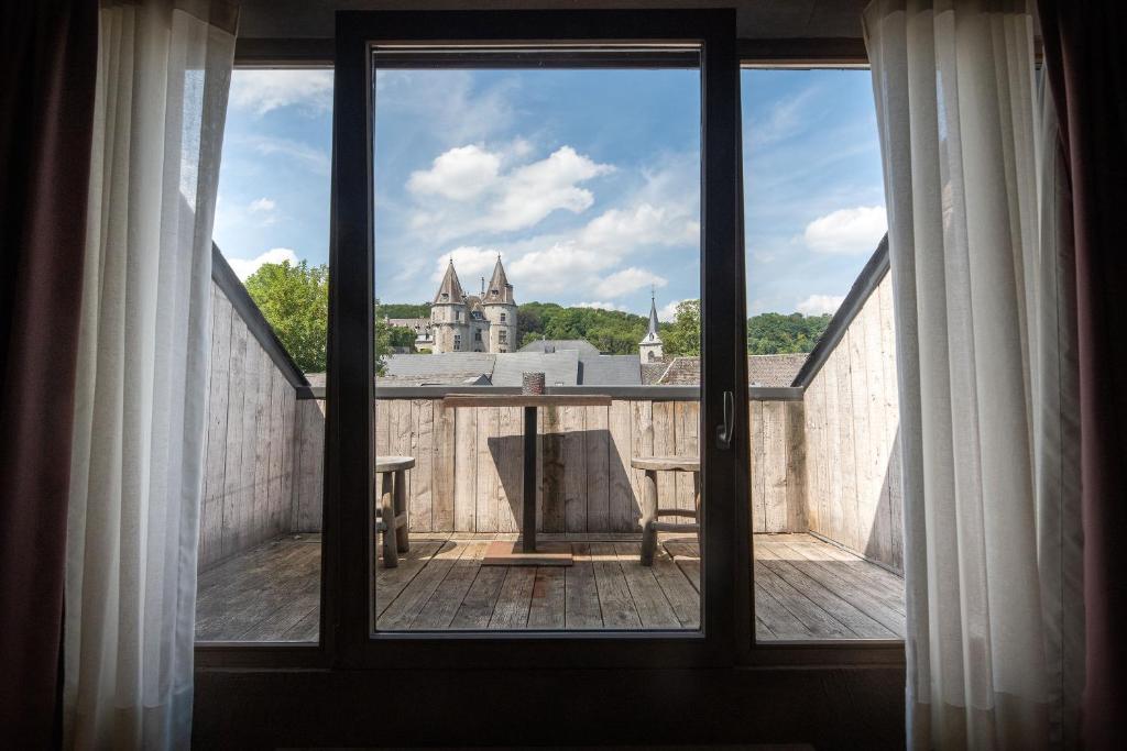 an open window with a view of a castle at Les chambres du 7 by Juliette - Maison Caerdinael in Durbuy