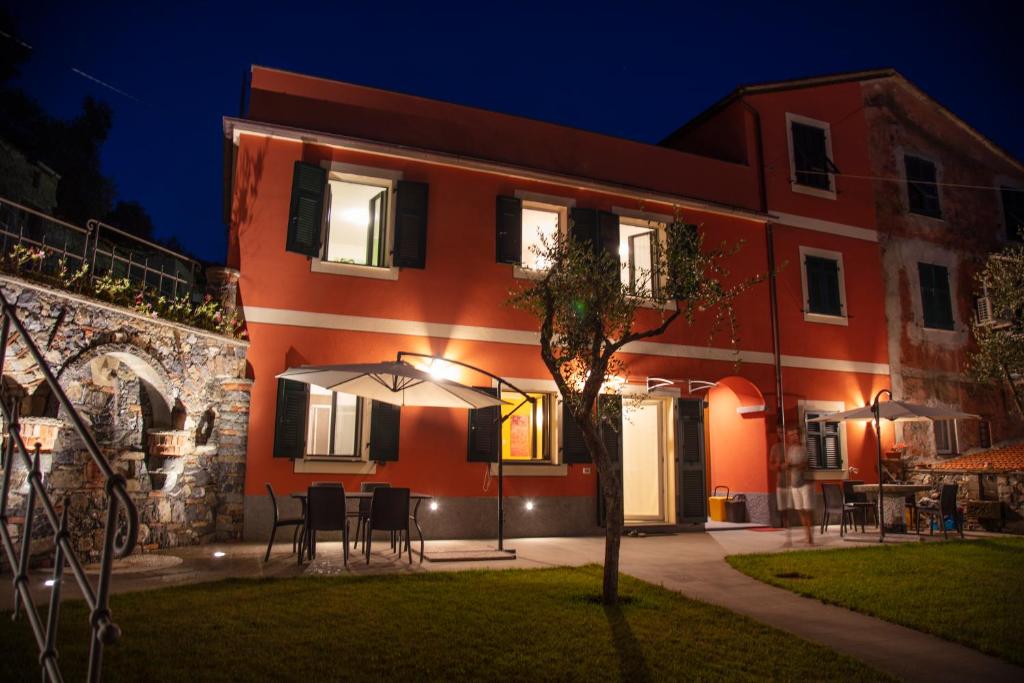 a house with a table and chairs in front of it at Casa Gardan in Levanto