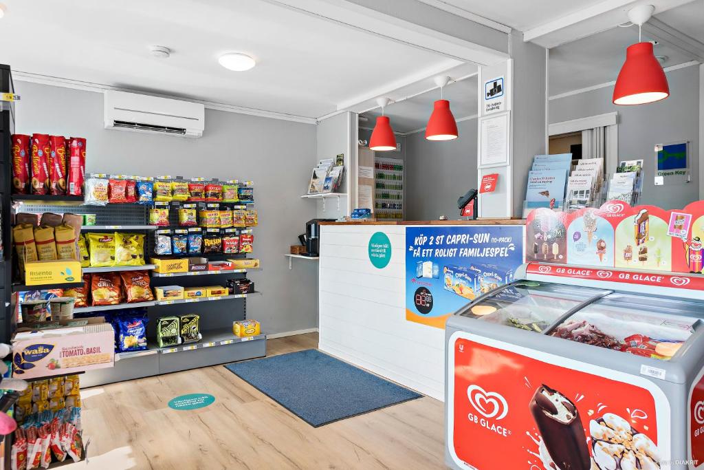 Supermarket nebo jiné obchody v  kempu nebo okolí