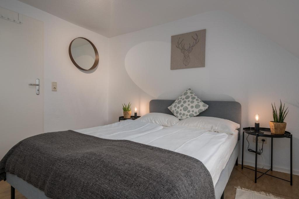 Säng eller sängar i ett rum på CASSEL LOFTS - Gemütliches Apartment für 3 - Nähe Marienkrankenhaus