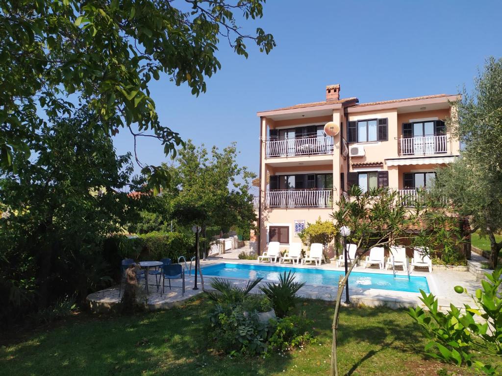 een villa met een zwembad in een resort bij Apartmani Noemi Pula in Pula