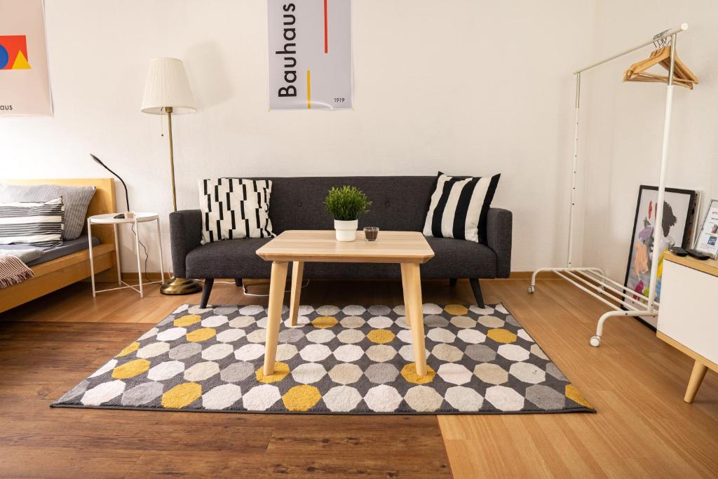 un salon avec une table et un canapé dans l'établissement FullHouse - Dessau - K36 Deluxe - Balcony, à Dessau